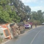 Camión cañero vuelca a la orilla de la carretera en Nayarit