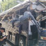 En el Estado de México, un autobús embiste a 7 autos; hay lesionados y viviendas afectadas