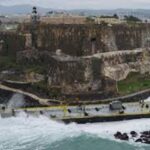 Una barcaza de combustible encalla en Puerto Rico, tras ruptura de línea