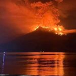 Volcán de Indonesia, entra en erupción varias veces; emiten alerta de tsunami
