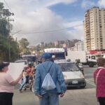 En Venezuela, vecinos de Los Teques trancan carretera, protestando por falta de agua