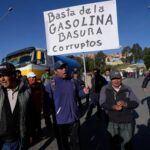 Transportistas de Bolivia, protestan por mala calidad de la gasolina