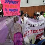 Protestan en el Congreso de San Luis Potosí, exigiendo indultar a mujer víctima de violencia