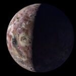 La nave Juno muestra vistas aéreas de una montaña y un lago de lava en la luna Io de Júpiter
