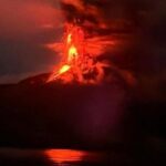 Entra nuevamente en erupción el volcán Ruang en Indonesia, provocando el cierre de un aeropuerto