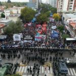 Marchan exigiendo entrega de alimentos en comedores populares en Argentina