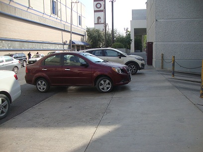 Autos arriba de la banqueta en Ciudad Victoria, Tamaulipas